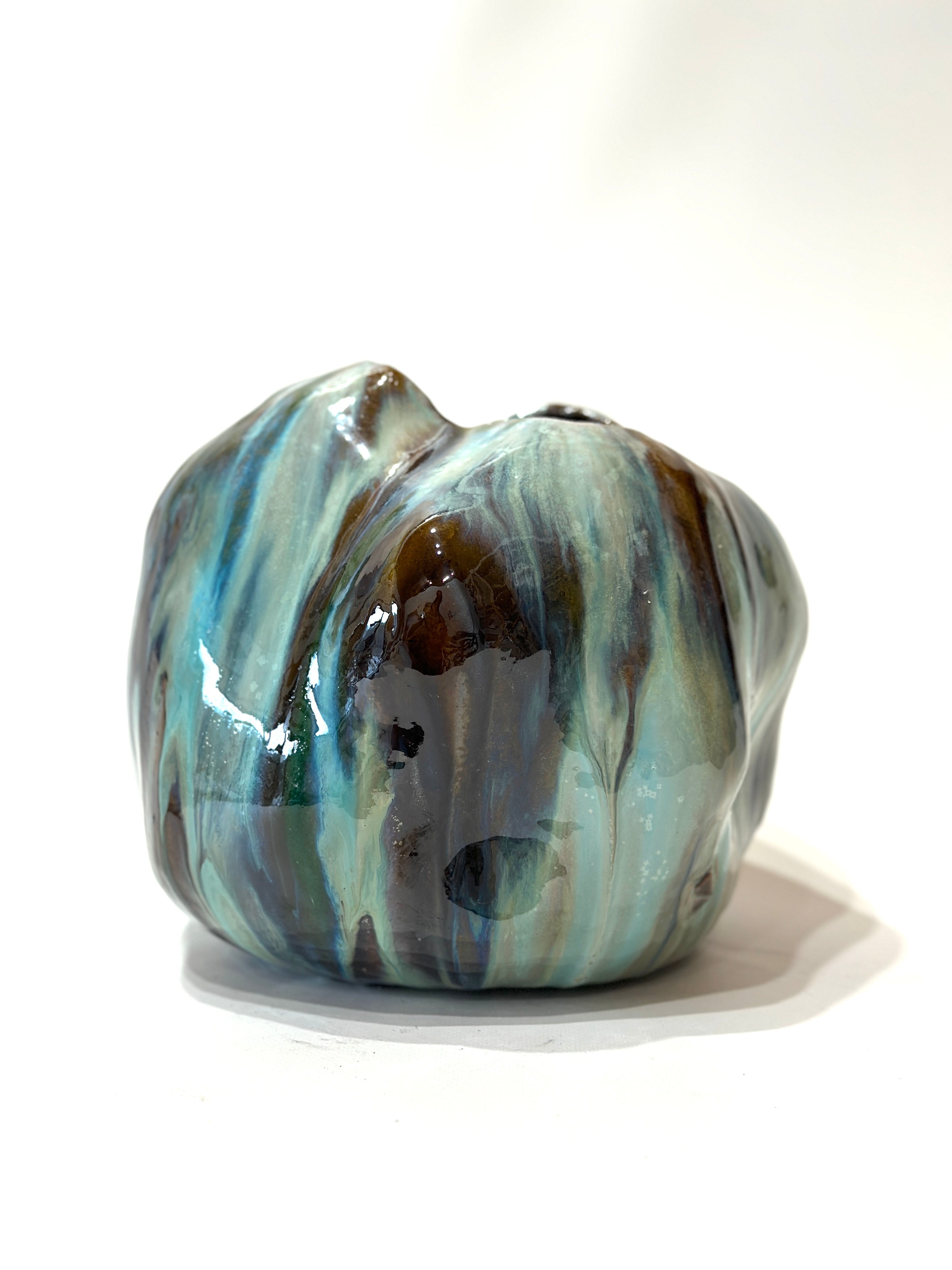 Ręcznie robiony wazon ceramiczny z połyskującym szkliwem